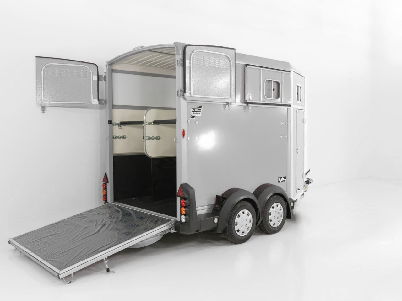 2048_01AooSMNeQLOPI7_1280x1280.jpg Ifor Williams Pferdeanhänger HB511|Sattelkammer|silber-Neu – Image 1