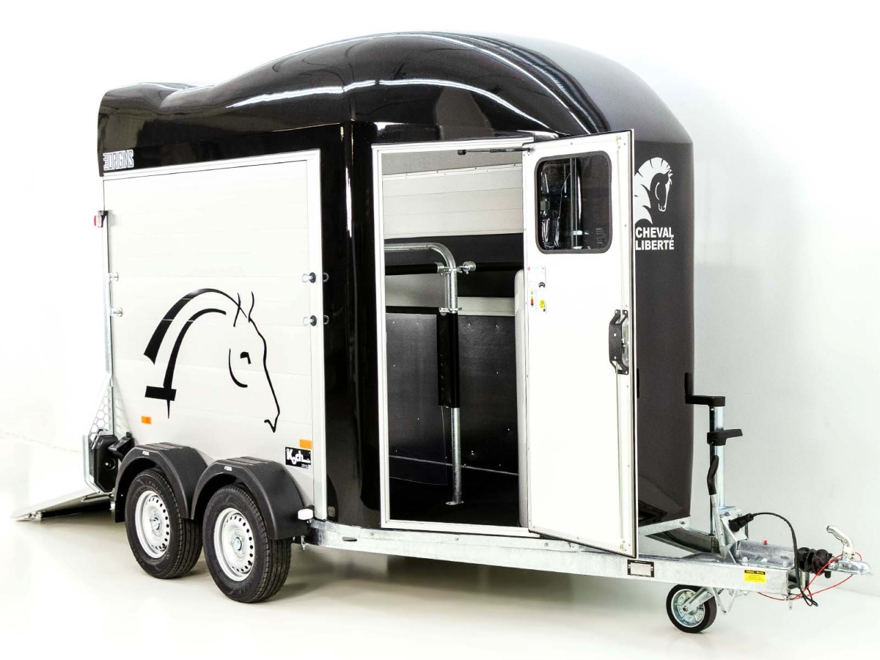 24.jpg Cheval Liberte Pferdeanhänger GOLD Origins|Sattelkammer|schwarz-Neu – Image 1