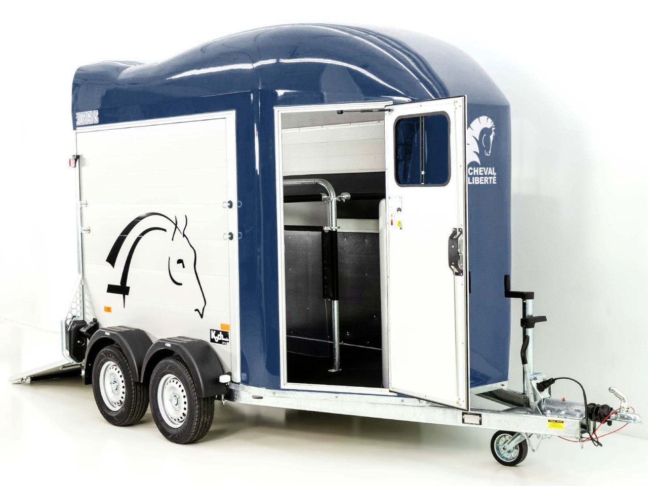 27.jpg Cheval Liberte Pferdeanhänger GOLD Origins|Sattelkammer|blau-Neu – Image 1