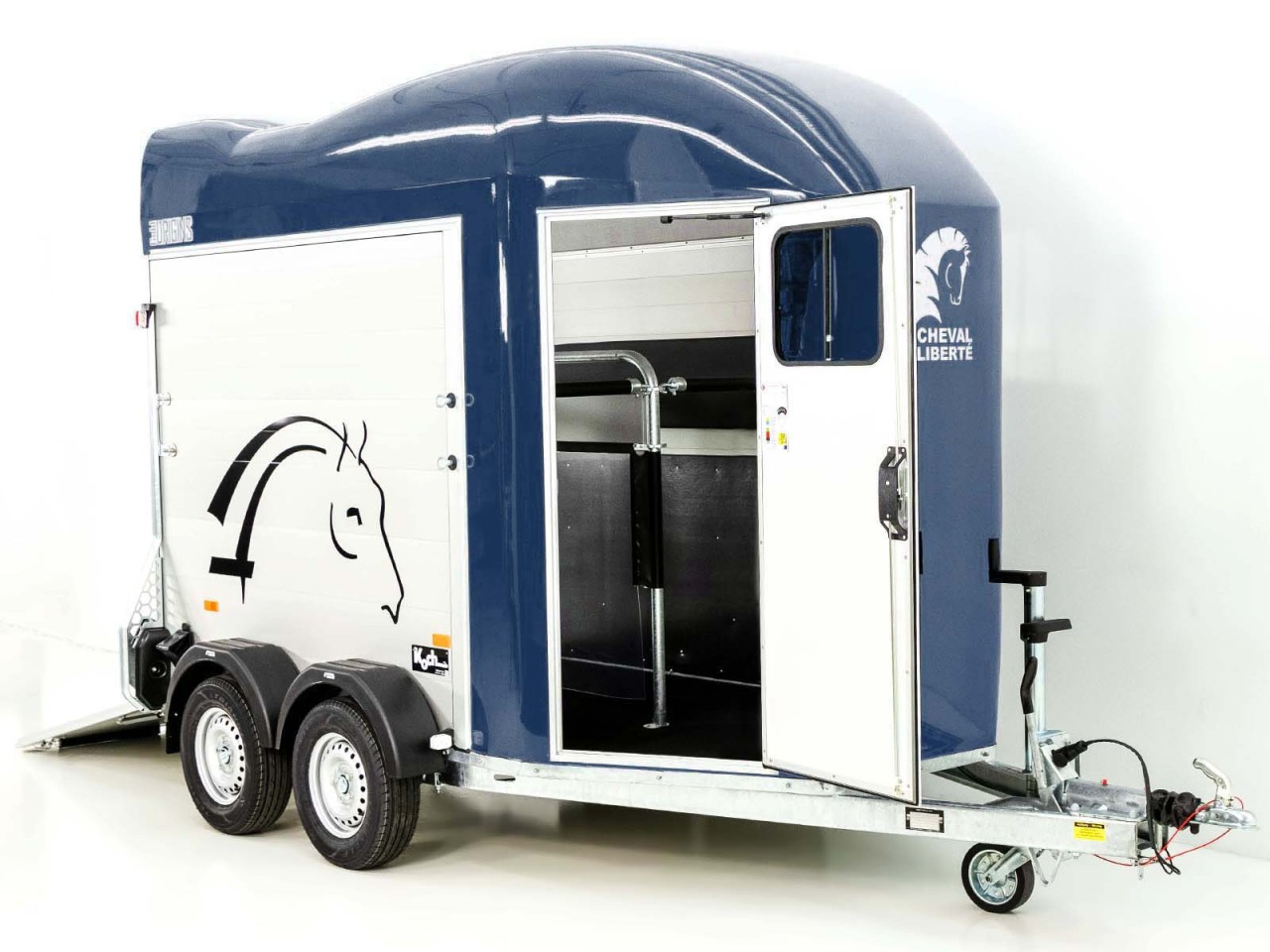 31.jpg Cheval Liberte Pferdeanhänger GOLD Origins|blau-Neu – Image 1