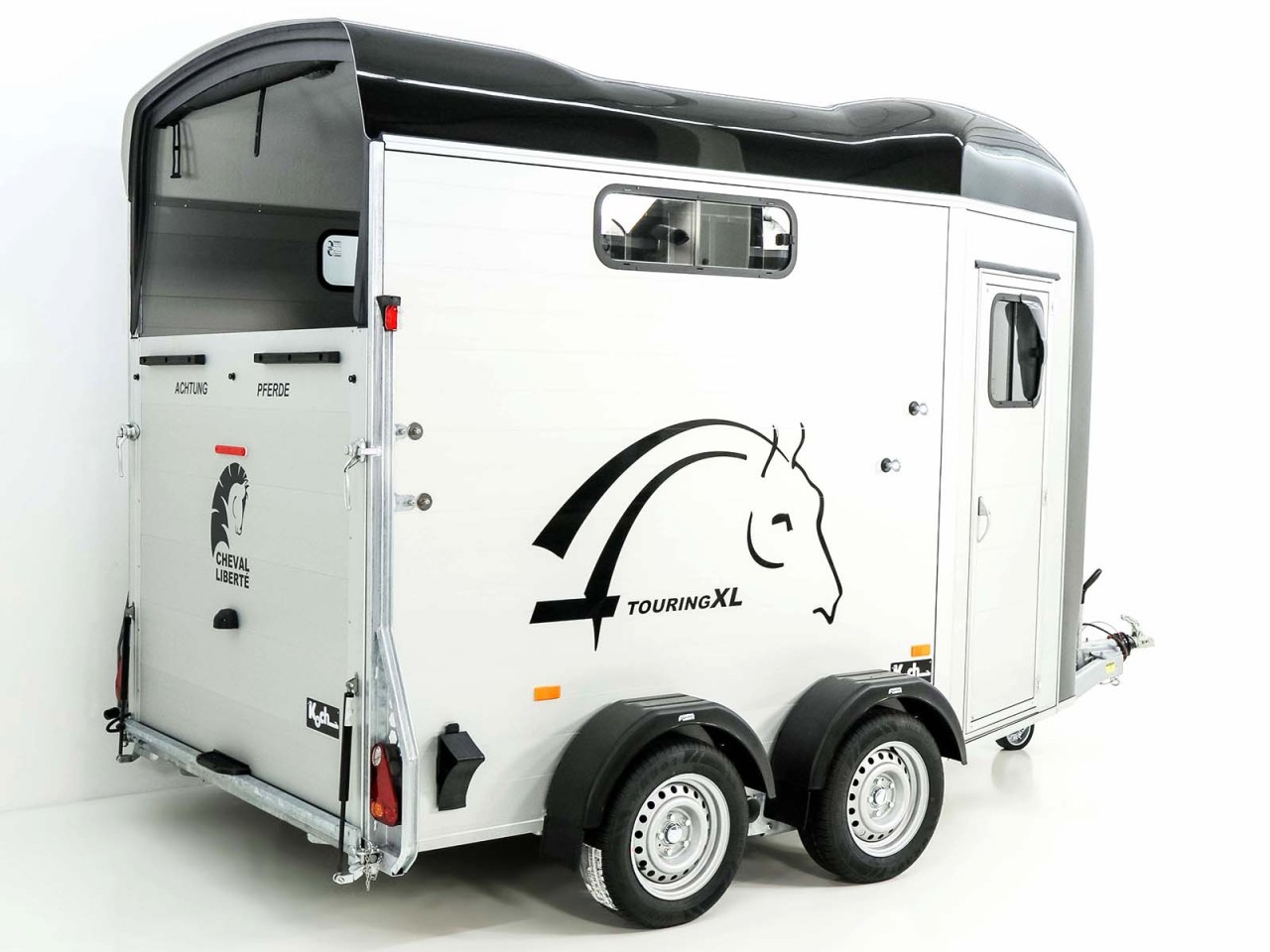 53.jpg Cheval Liberte Pferdeanhänger Touring XL Country|Sattelkammer|Frontausstieg|schwarz-Neu – Image 1