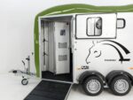 Cheval Liberte Pferdeanhänger Touring Country|Sattelkammer|Frontausstieg|olivgrün-Neu