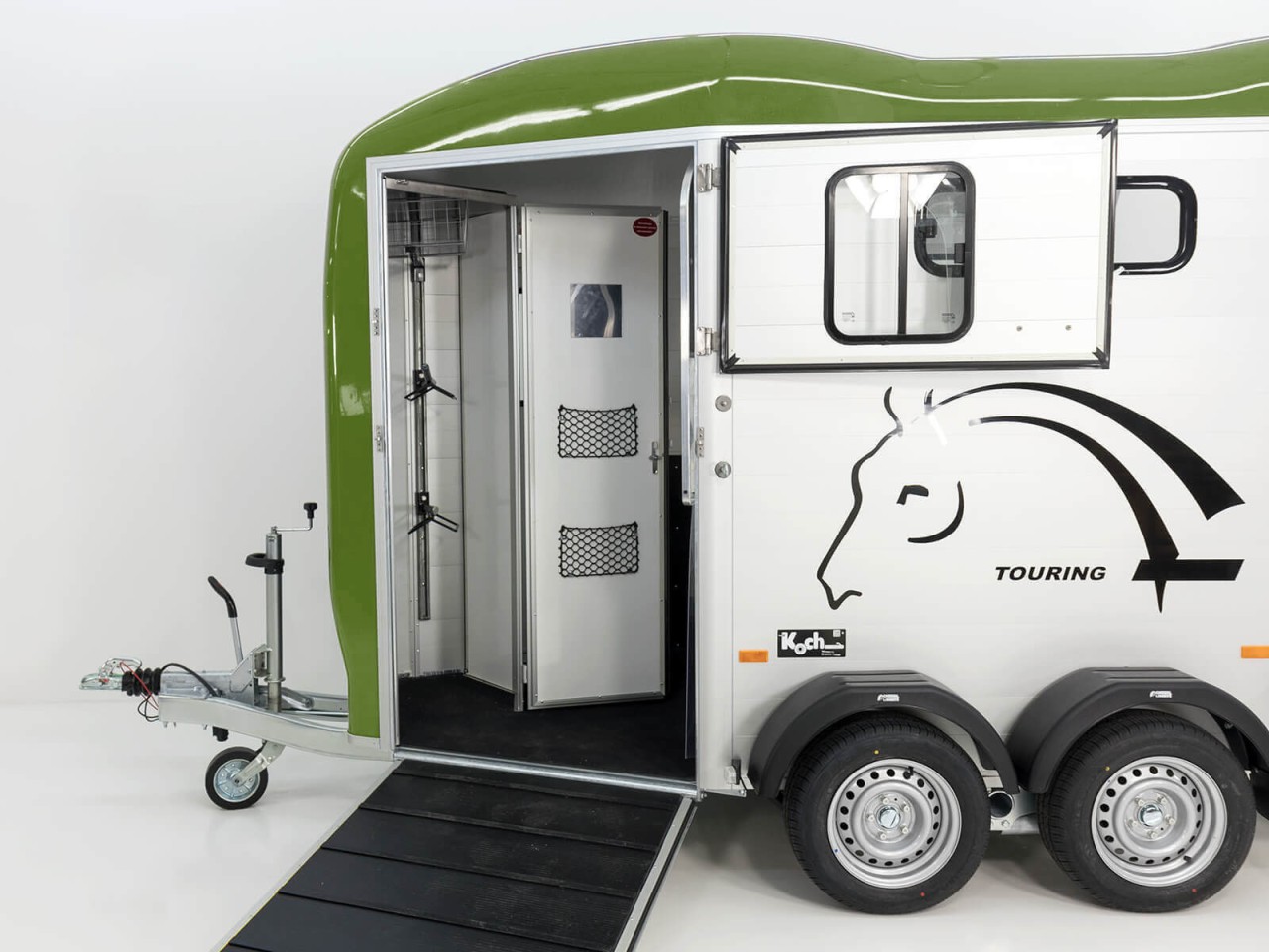 54.jpg Cheval Liberte Pferdeanhänger Touring Country|Sattelkammer|Frontausstieg|olivgrün-Neu – Image 1
