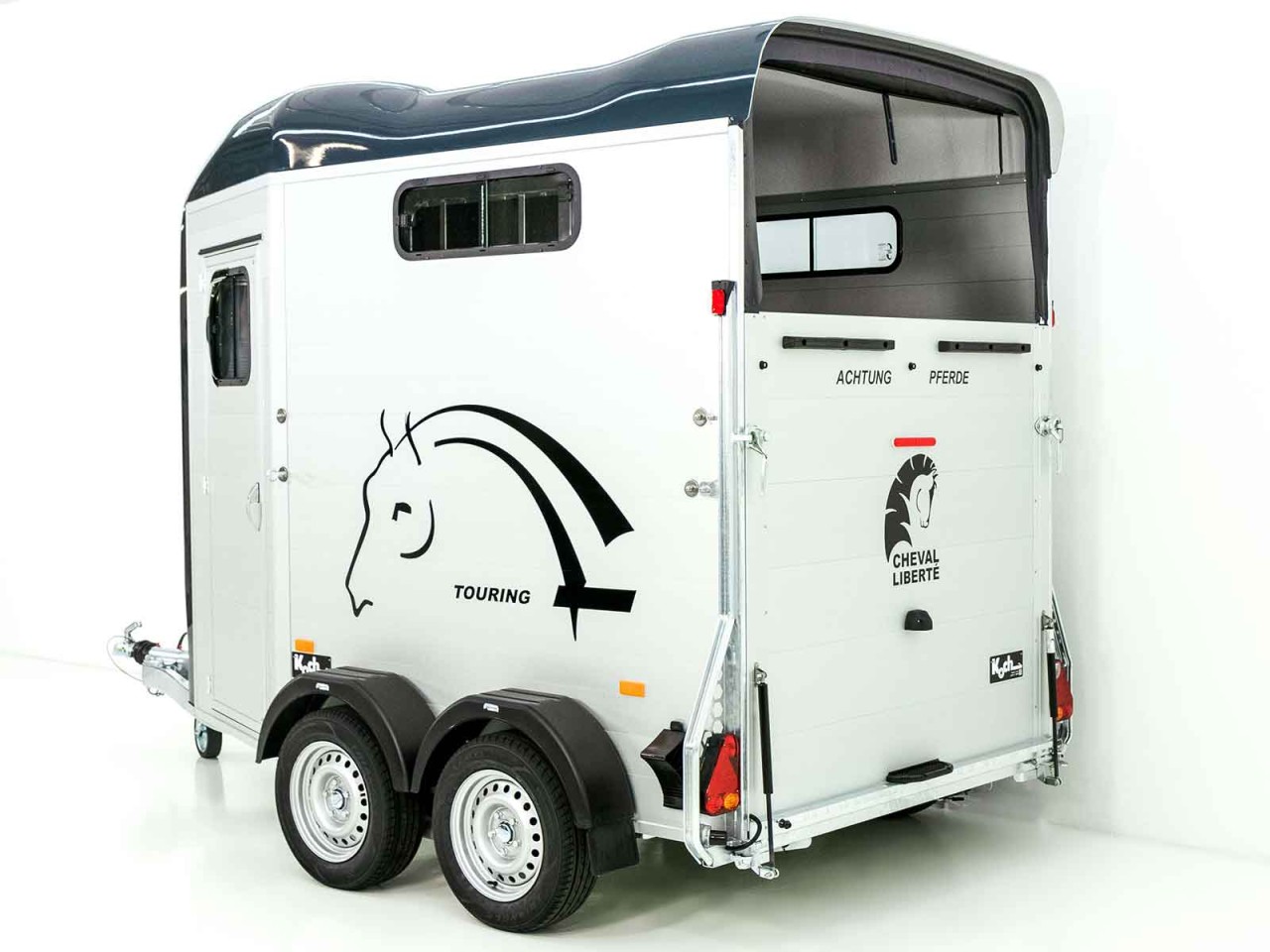 65.jpg Cheval Liberte Pferdeanhänger Touring Jumping|Pullman-Fahrwerk|Sattelkammer|schwarz-Neu – Image 1
