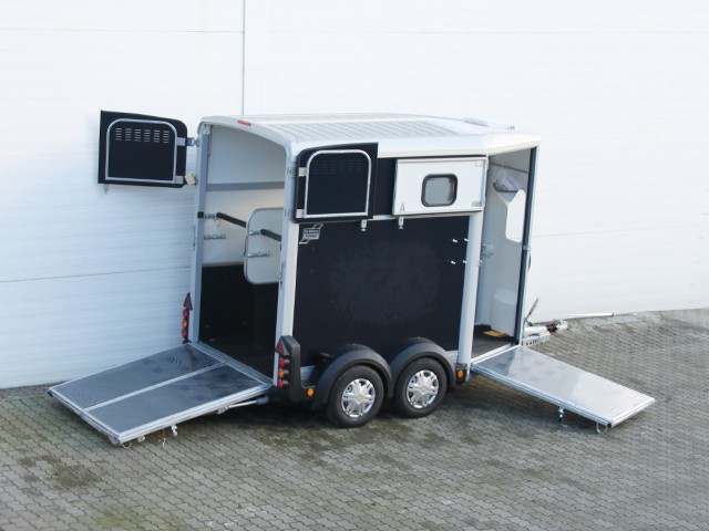 Pf663_1280x1280.jpg Ifor Williams Pferdeanhänger HB506|Frontausstieg|Klappenkombi|schwarz-Neu – Image 1