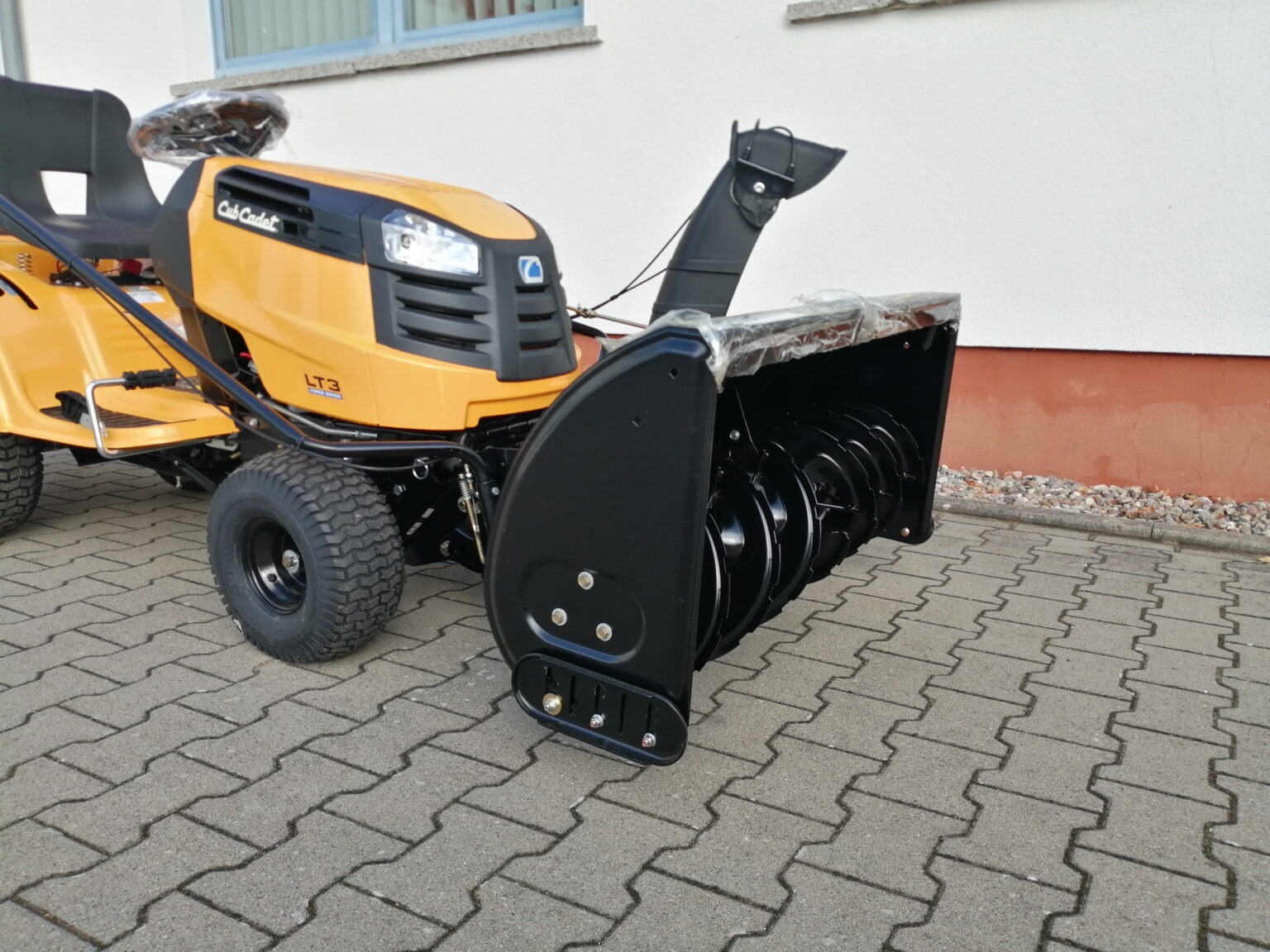 imgi_48_IMG_20220909_094002_1-1-1536x1152-1-1.jpg Cub Cadet Rasentraktor LT3 PR105 – inkl. Anbauschneefräse-Neu – Image 1